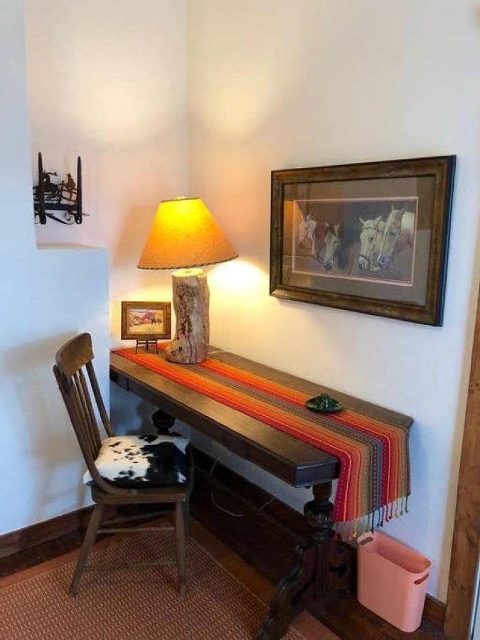 El Viejo Adobe - Across From Sul Ross Campus Bed and Breakfast Alpine Eksteriør billede
